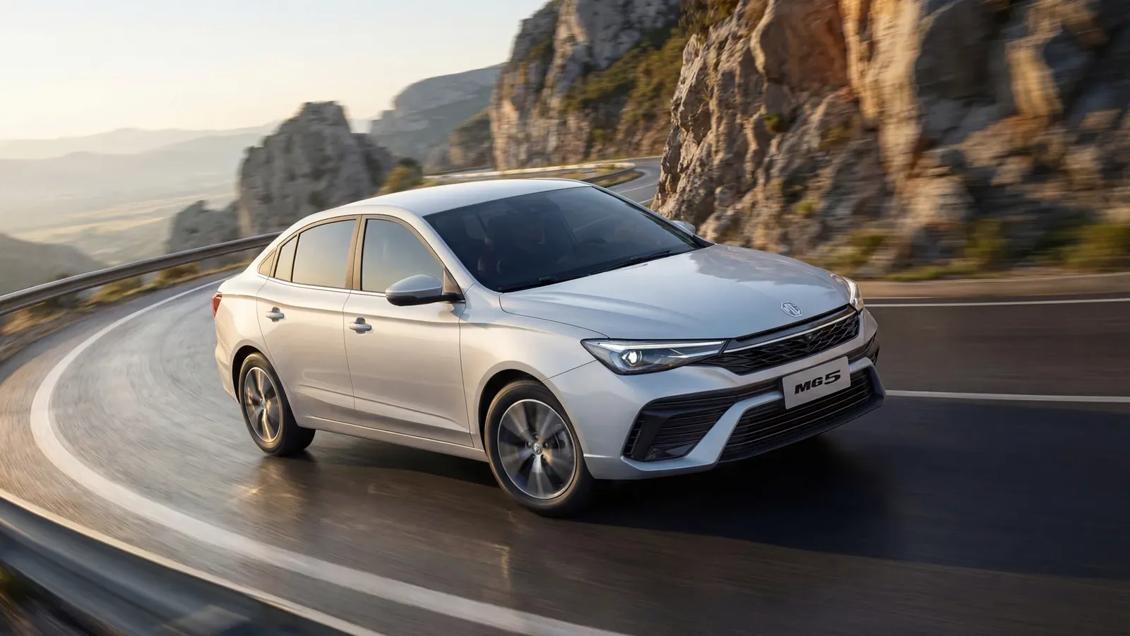 MG5 2026 البيضاء على طريق ساحلي
