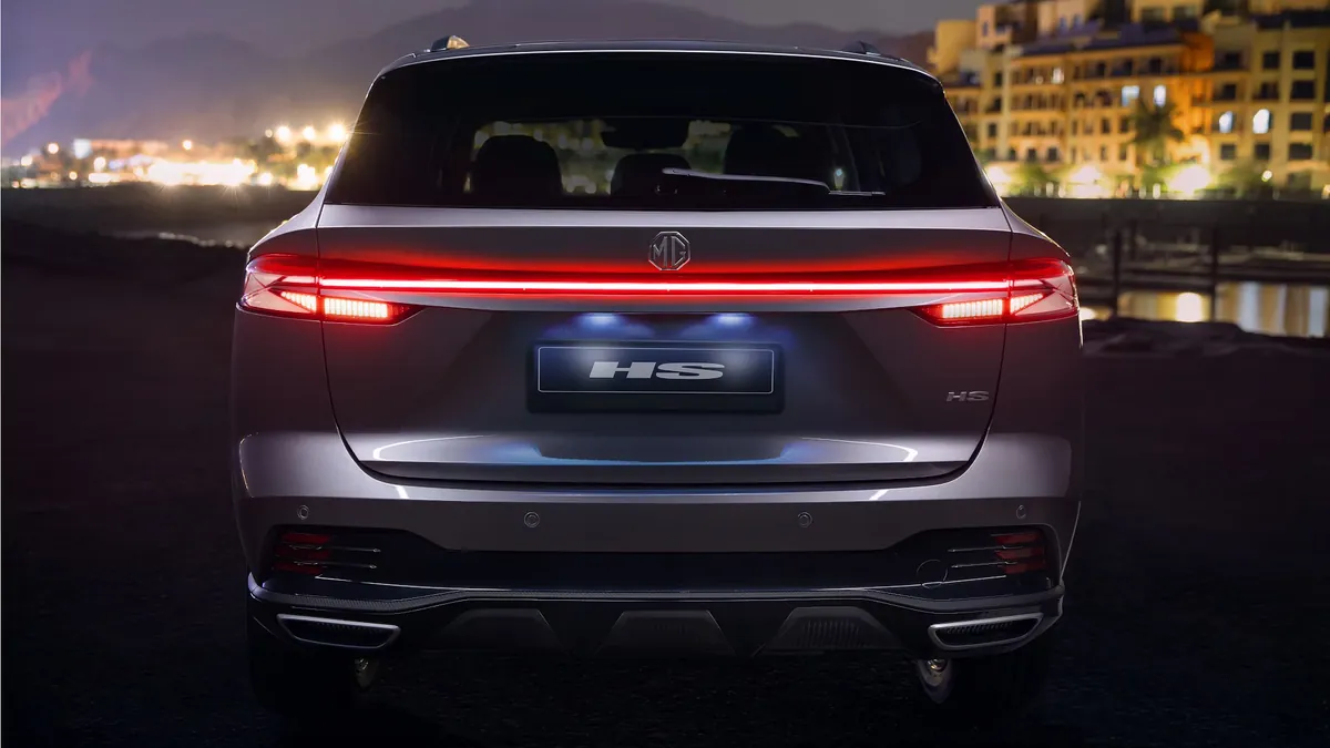 MG HS 2026 من الخلف ليلاً، شريط LED