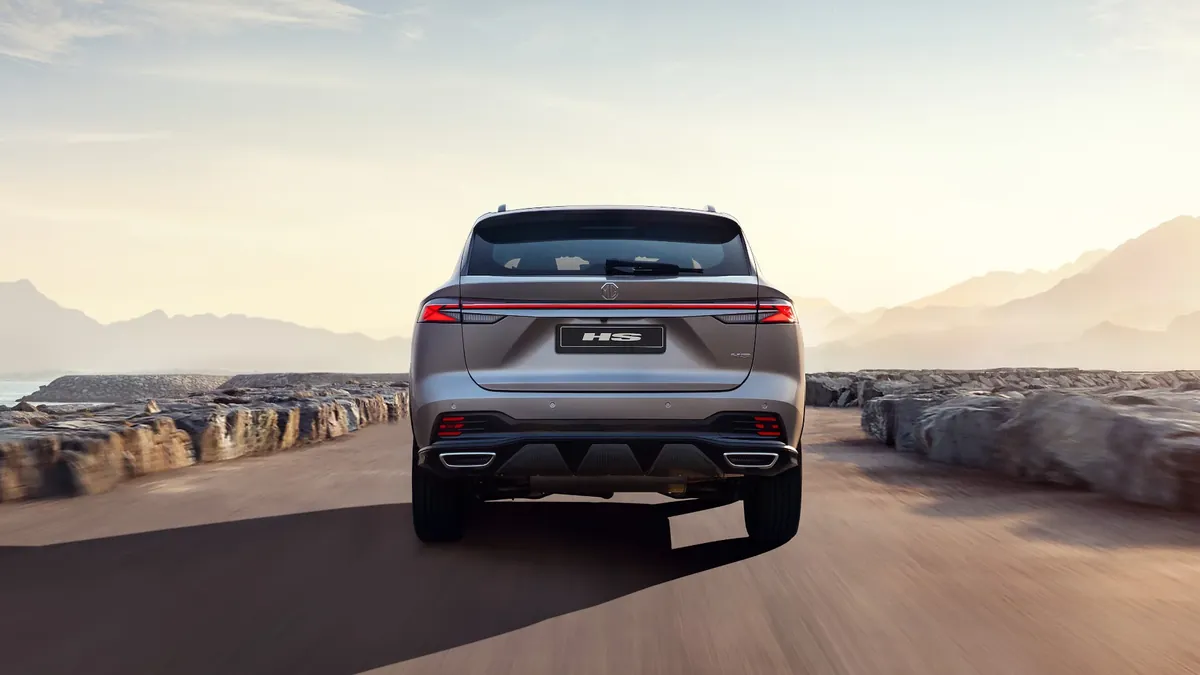 MG HS 2026 من الخلف على الطريق