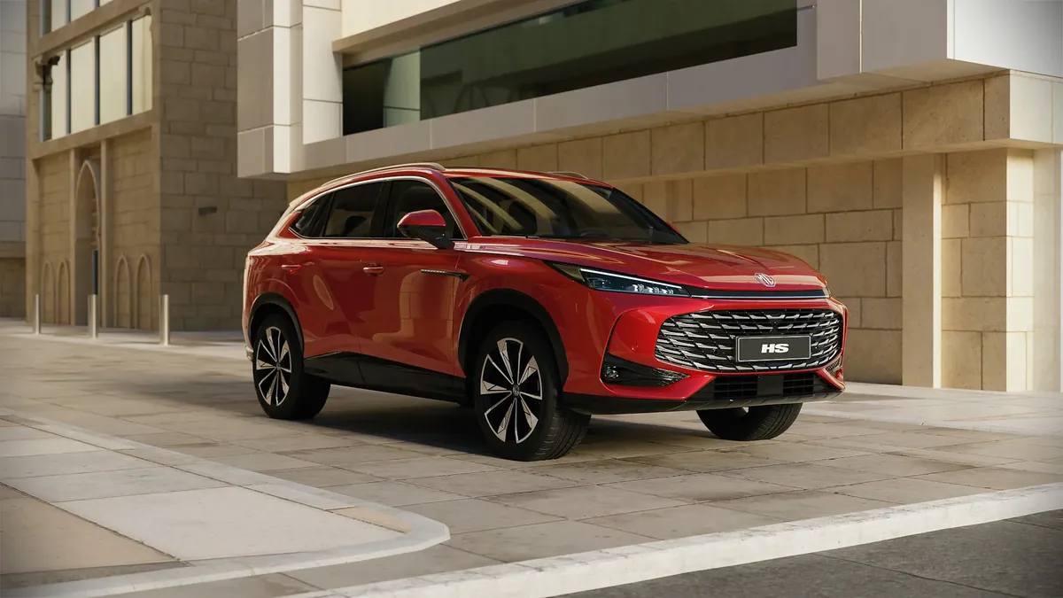 MG HS 2026 الحمراء في المدينة، منظر ثلاثي الأبعاد من الأمام