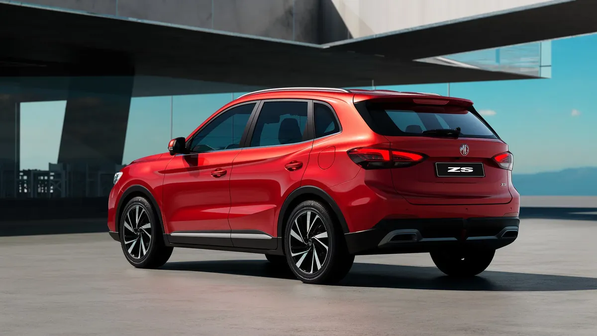 MG ZS 2026 Rückansicht im Dreiviertelblick am Meer