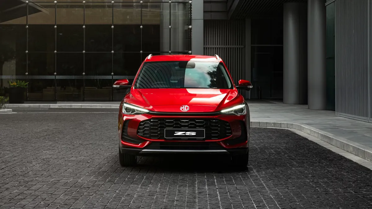 Frontansicht des MG ZS 2026: breite Kühlergrill und LED-Hunter-Eye-Scheinwerfer