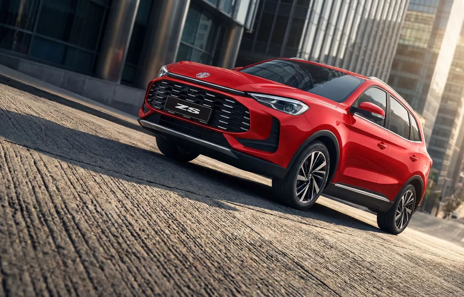 Neuer MG ZS Hybrid+ 2026 rot in der Stadt