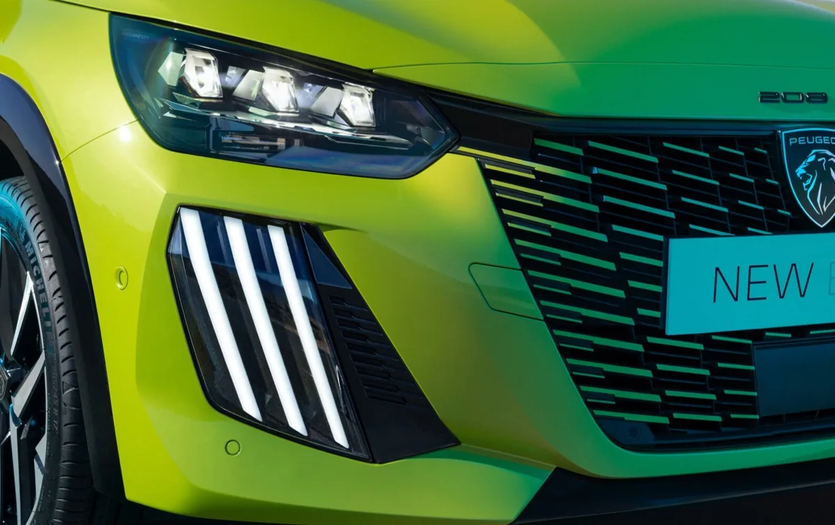 Proyector Full LED y firma lumínica de tres garras de la Peugeot 208