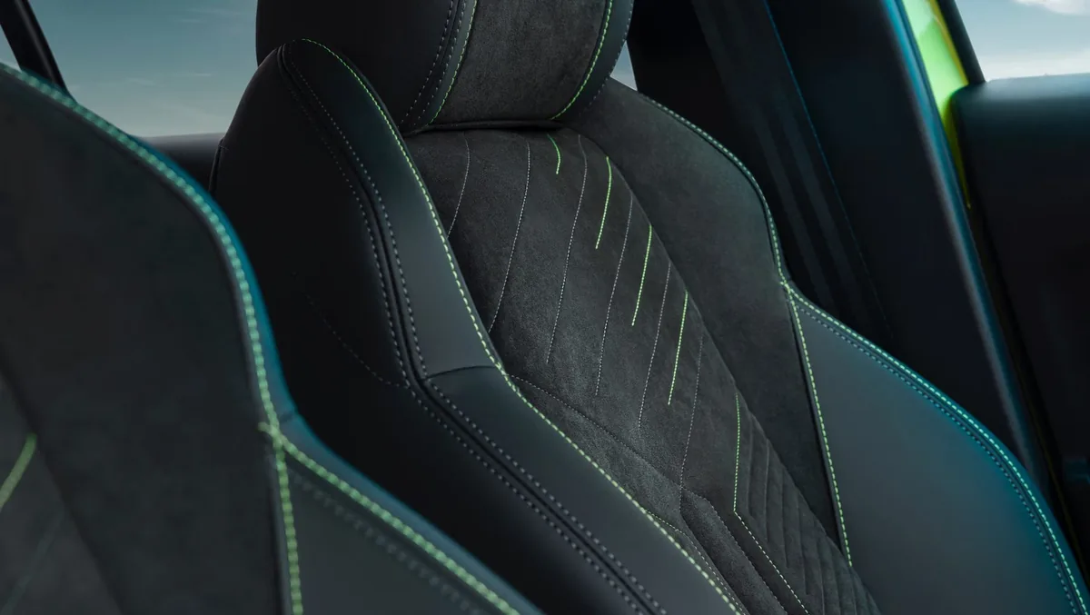Asientos deportivos con costuras verdes de la Peugeot 208 GT