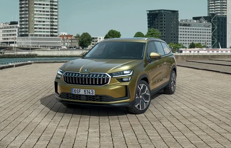 Škoda Kodiaq 2026 frontal in der Stadt gesehen
