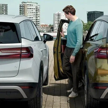 Familie, die in den Škoda Kodiaq einsteigt