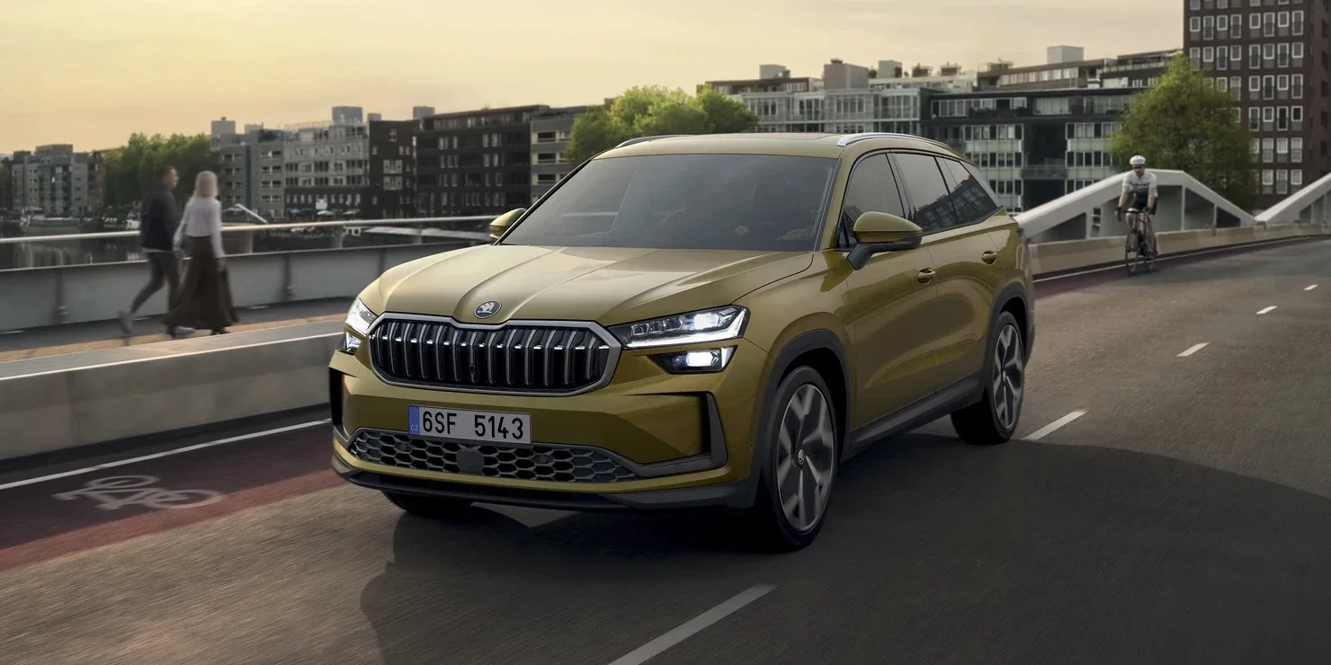 Škoda Kodiaq 2026 الجديدة باللون الزيتوني على جسر حضري