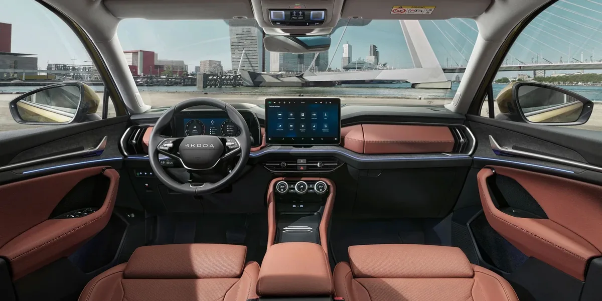 Armaturenbrett des Škoda Kodiaq 2026 mit 13-Zoll-Bildschirm und Cognac-Polsterung