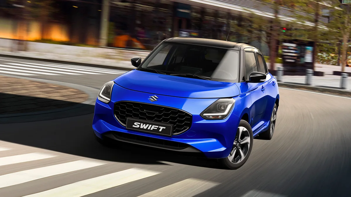 Suzuki Swift 2026 in Frontier Blau auf der Straße