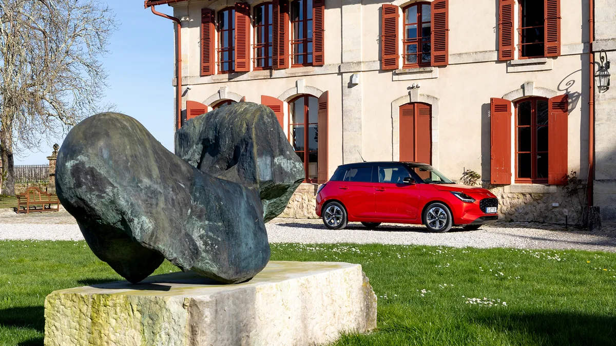 Suzuki Swift 2026 in Rot von hinten