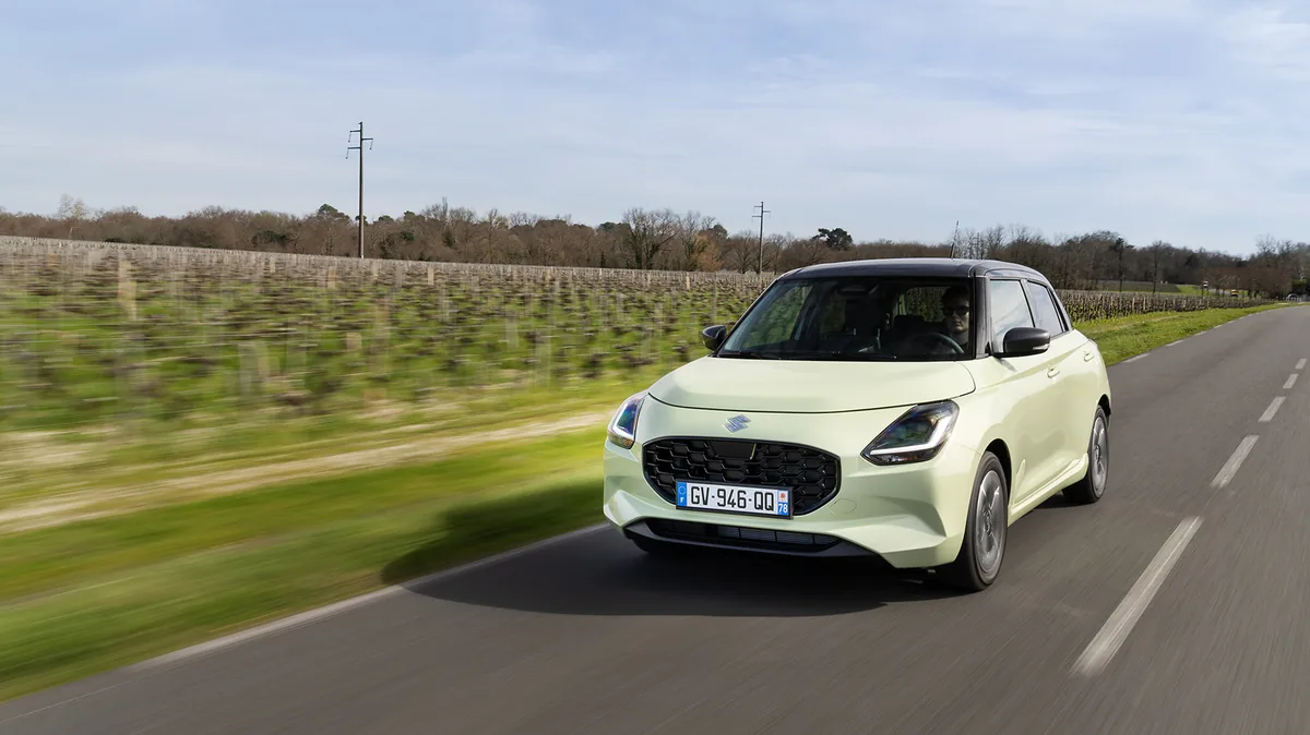 Suzuki Swift 2026 in Grün frontal in Bewegung