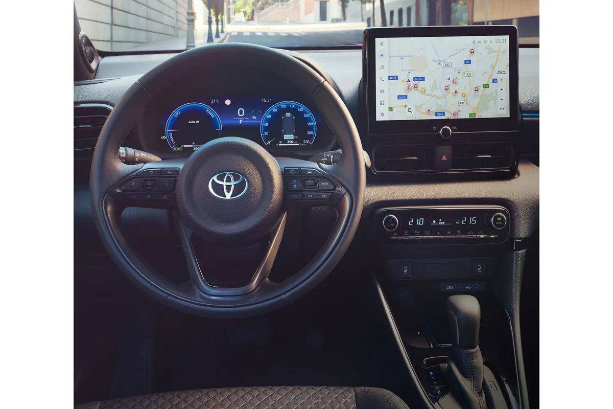 Digital cluster and infotainment screen of the Yaris Hybrid