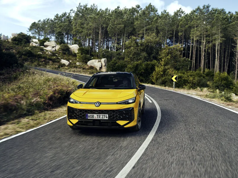 Neuer T-Roc 2026 auf einem Waldweg